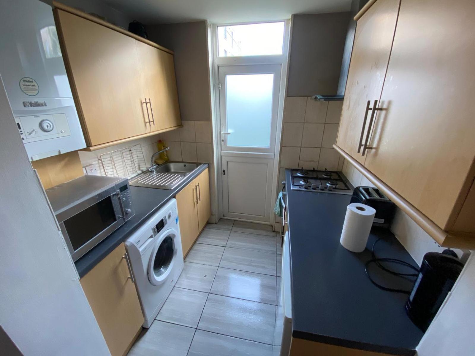 2 Bedroom Apartment, Fortescue Road London Bagian luar foto