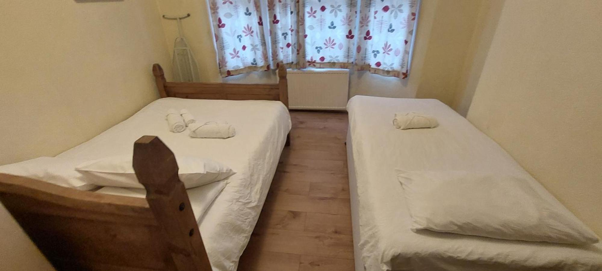 2 Bedroom Apartment, Fortescue Road London Bagian luar foto