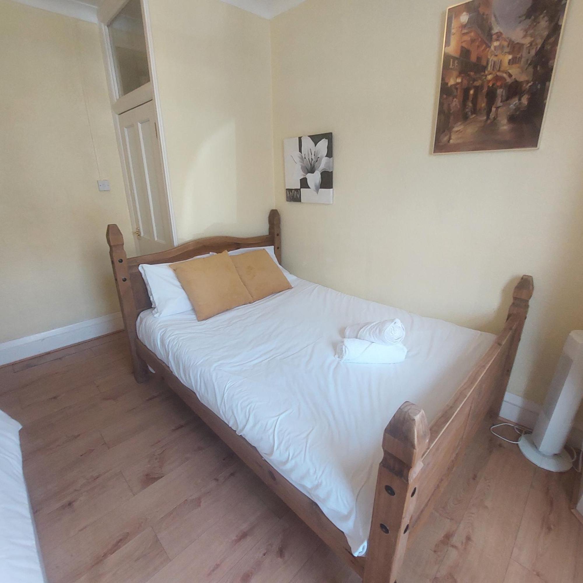 2 Bedroom Apartment, Fortescue Road London Bagian luar foto